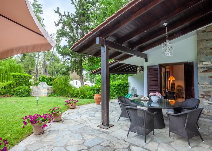 Luxurious Sani Luna With Shared Pool Vilă